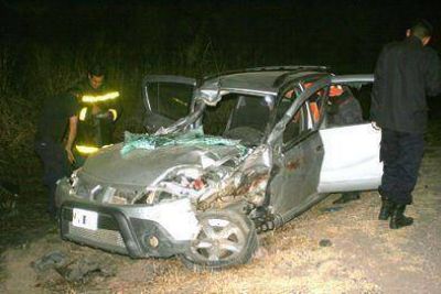 Mueren cinco personas al chocar un auto y dos motos