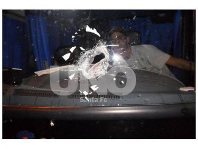 Un colectivo de Flecha Bus sufri� un brutal ataque en la autopista Santa Fe-Rosario