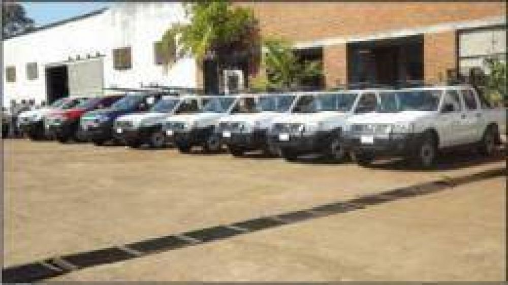 EMSA entreg� ocho camionetas para distritos del interior