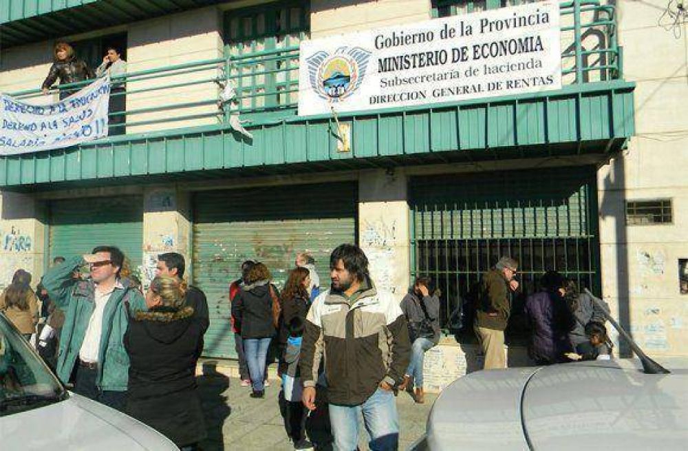 Empleados de Rentas reclamar�n compensaci�n salarial al Gobierno