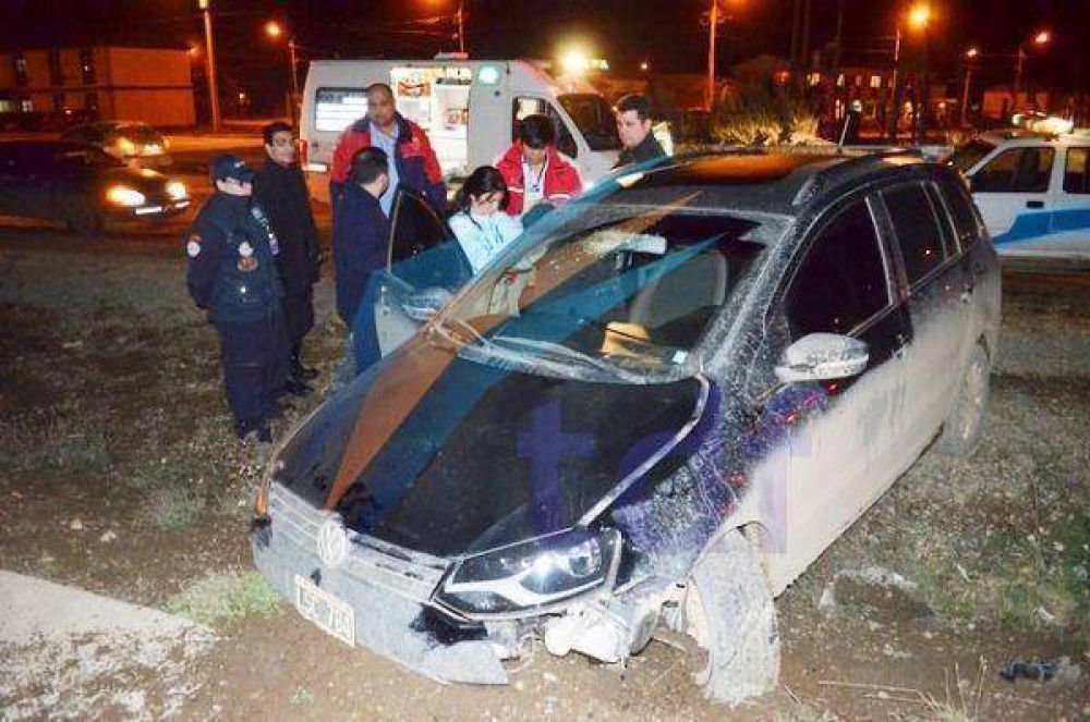Conductor perdi� el control sobre camino de ripio