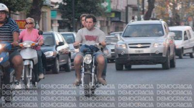 Siete de cada diez juninenses que se movilizan en moto no utilizan casco