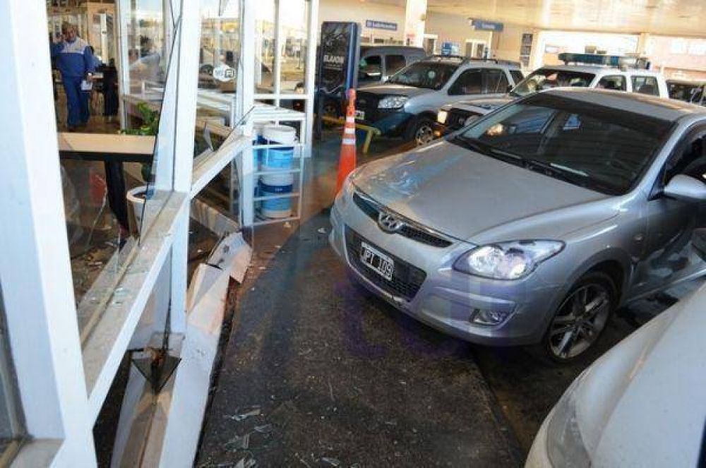 Mujer provoc� incre�ble accidente en una estaci�n de servicios
