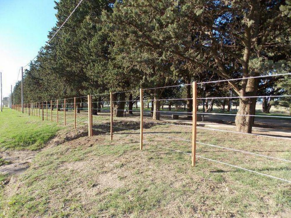 Colocaci�n de cerco desmontable en el Parque Lineal
