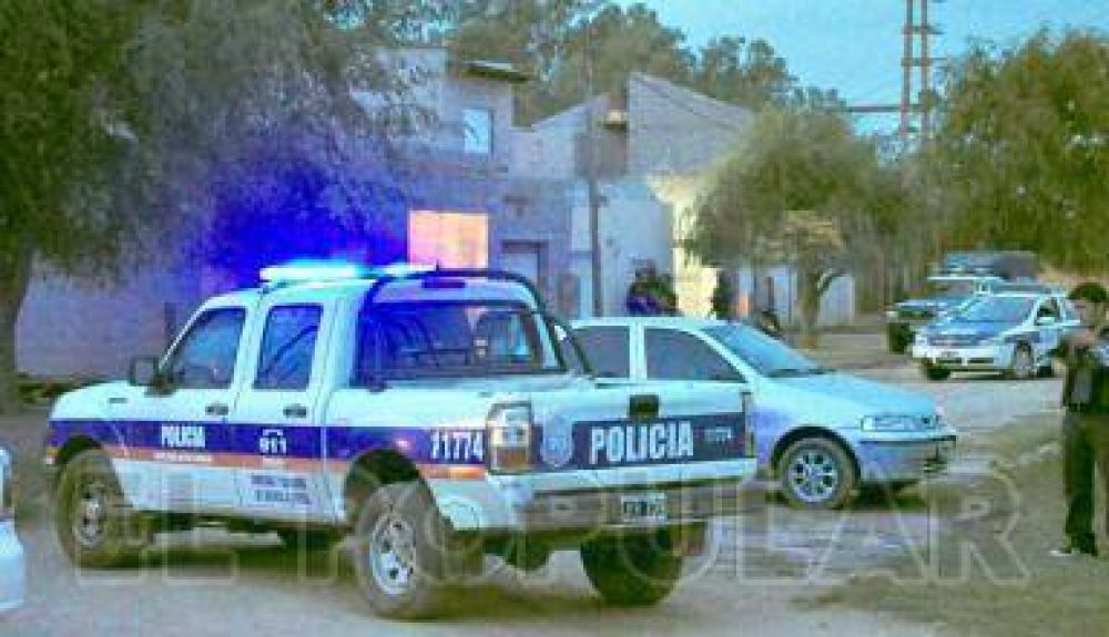 Realizaron un allanamiento por un ataque a la polic�a en el barrio Coronel Dorrego