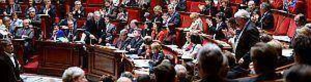En medio de las protestas, Francia aprob� bodas gay