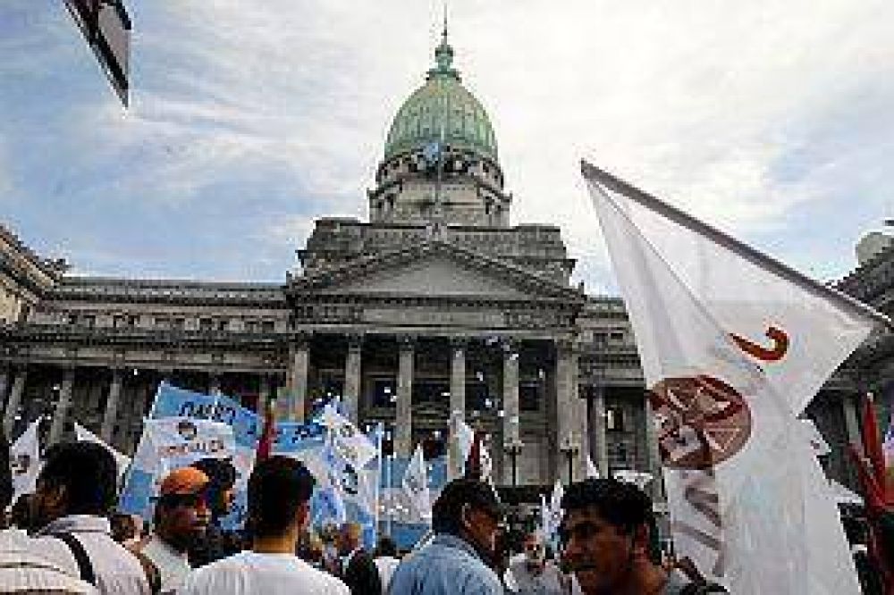 Manifestantes rodean el Congreso contra la reforma