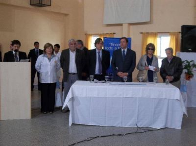 D�a de estrenos y reclamos ante la visita de Weretilneck a Catriel