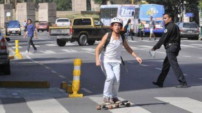 Proh�ben circular en "rollers" y patinetas por calles y avenidas