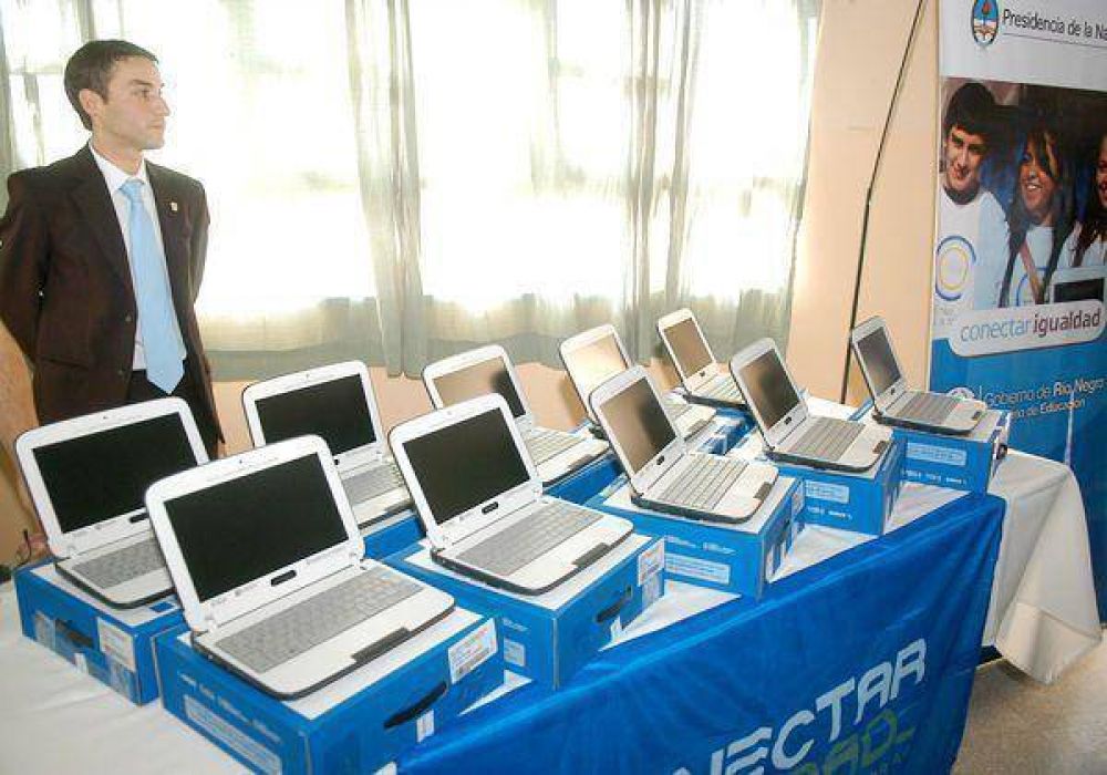 Escuelas especiales recibieron sus computadoras 