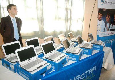 Escuelas especiales recibieron sus computadoras 