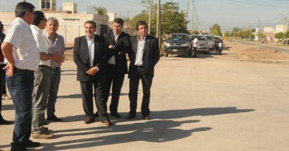 Beder Herrera recorri� los trabajos en la avenida Santa Rosa