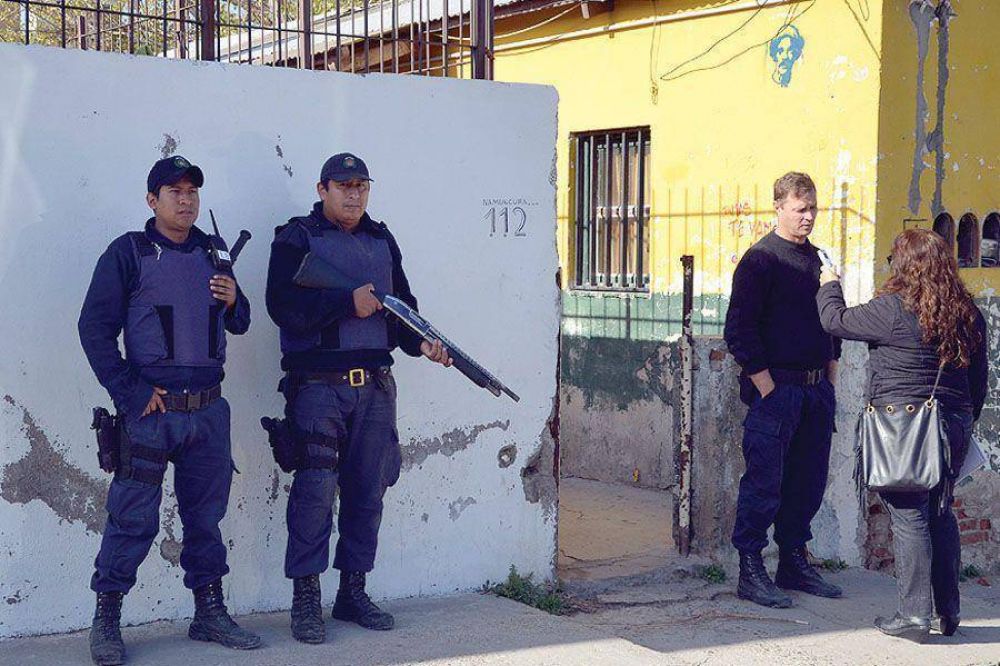Encuentran y secuestran dos armas en tres allanamientos