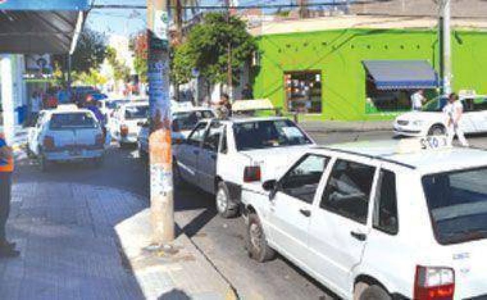Denuncian falta de control municipal sobre los taxis