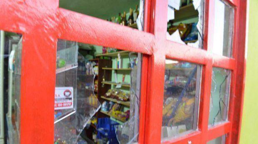 Roban en un comercio, los detienen y sus familiares destrozan el local en represalia
