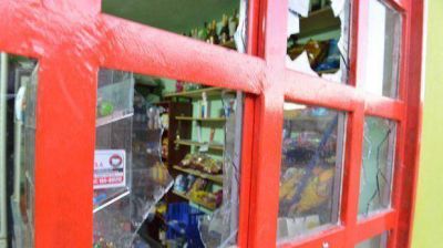 Roban en un comercio, los detienen y sus familiares destrozan el local en represalia