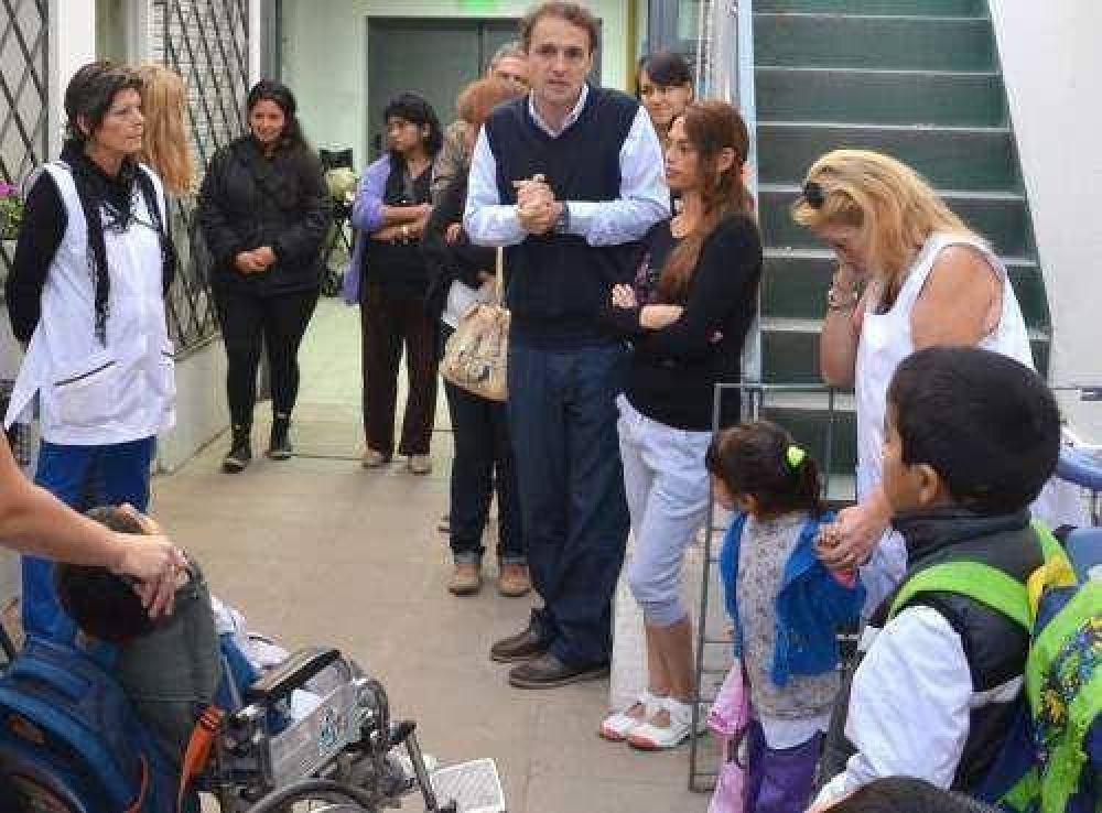 Entrega de sillas de ruedas a la escuela 502 de Ballester