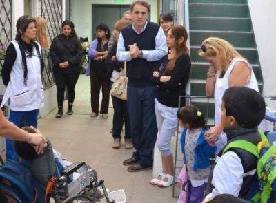 Entrega de sillas de ruedas a la escuela 502 de Ballester