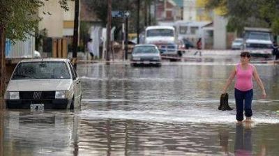 La lluvia dej� 30 evacuados y barrios inundados