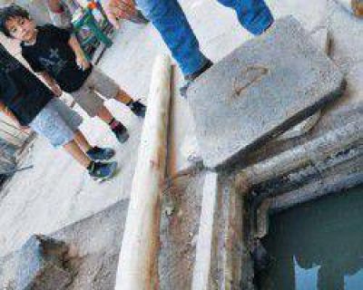 Rawson: las aguas servidas volvieron a tomar la acequia en el barrio 12 de Diciembre