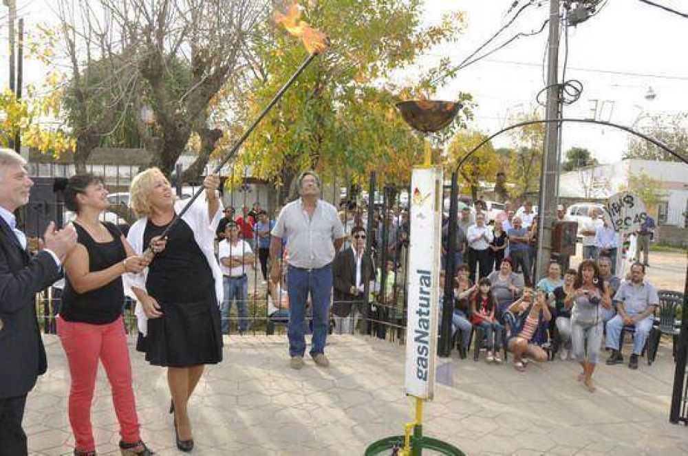 La Intendente Giroldi inaugur� una nueva red de gas que beneficiar� a 150 familias 
