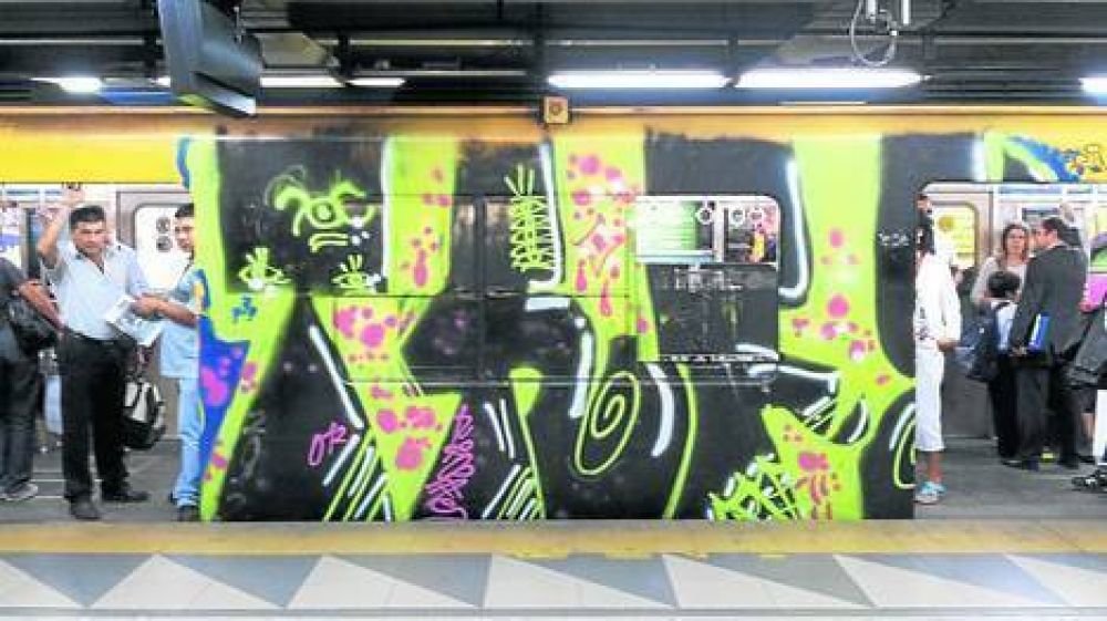 Los grafitis en el subte ahora se extienden a las estaciones