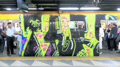 Los grafitis en el subte ahora se extienden a las estaciones