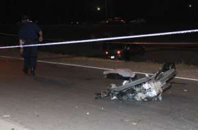 Un polic�a falleci� en un violento choque en moto
