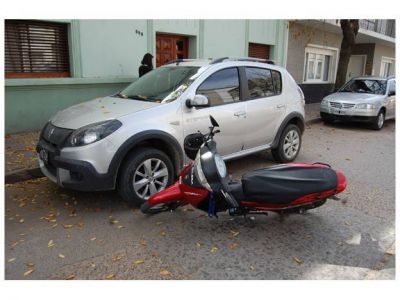Iban en moto y chocaron contra la puerta de un auto: sufrieron lesiones graves