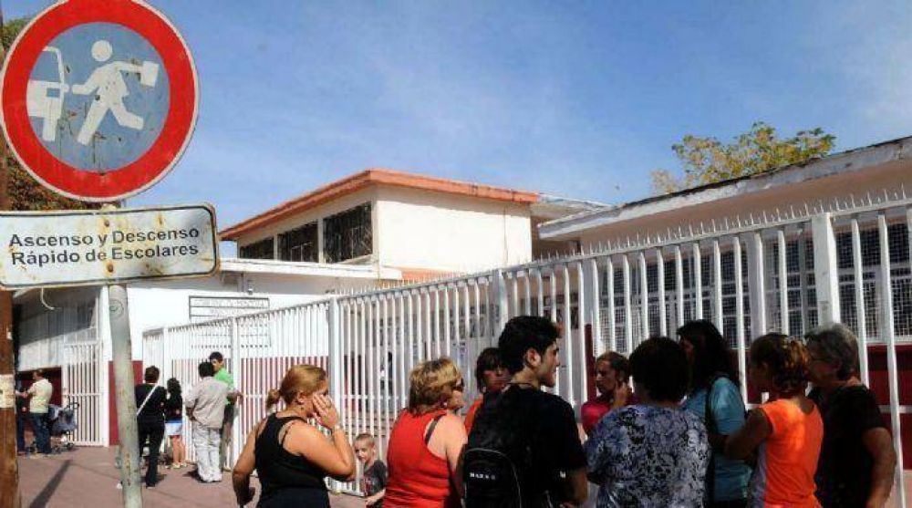 Separan a un docente que fotografiaba a sus alumnas