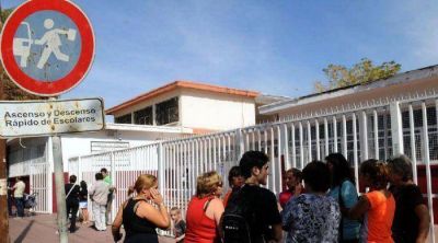 Separan a un docente que fotografiaba a sus alumnas