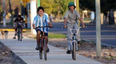 Avanza una bicisenda junto a las v�as del Metrotranv�a