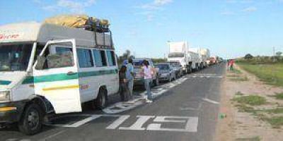 Piqueteros impiden el paso de una ambulancia