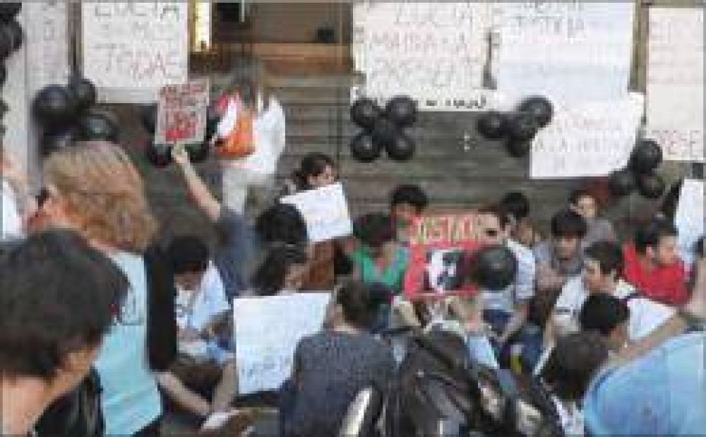 Docentes y estudiantes de la UNaM hicieron una �sentada pac�fica� frente al Juzgado de Instrucci�n N� 1