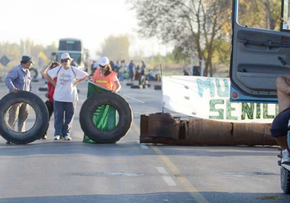 Sin acuerdo, municipales de Senillosa bloquearon la ruta 