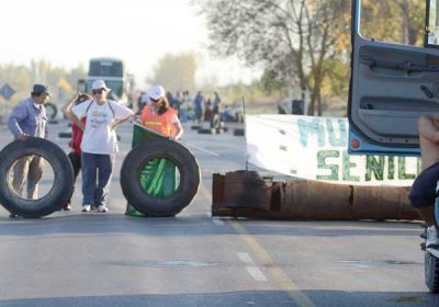 Sin acuerdo, municipales de Senillosa bloquearon la ruta 