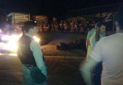 Tensi�n en Dumas: la polic�a podr�a desalojar a los choferes que bloquean la salida de micros