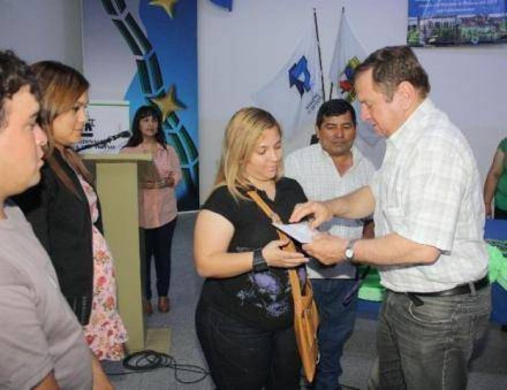 Emprendedores de la econom�a social recibieron 200 mil pesos en microcr�ditos 