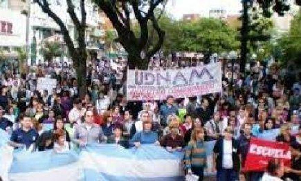 Nuevo paro y movilizaci�n de los docentes del frente Gremial