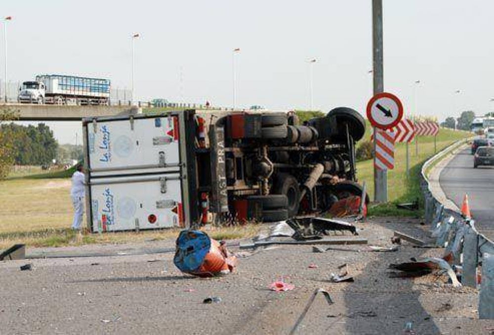 Un cami�n de La Lonja volc� en la autopista