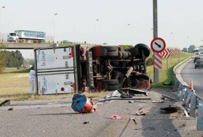 Un cami�n de La Lonja volc� en la autopista