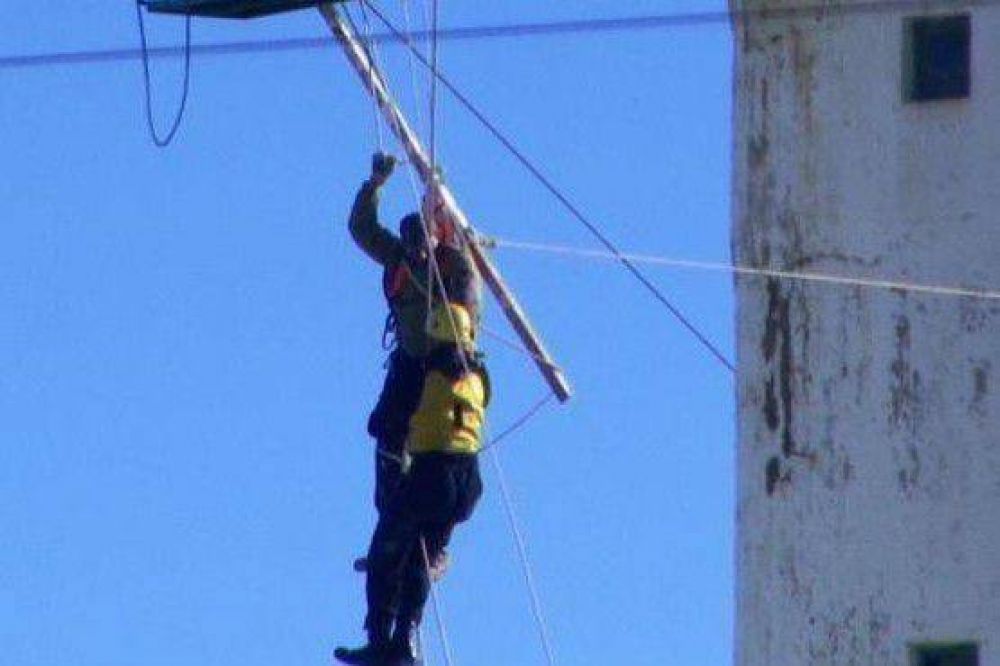 Rescataron a un trabajador luego de estar colgado a varios metros de altura