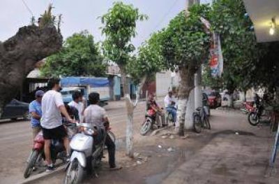 En el sur, legiones de j�venes salen en moto a hacer "picadas" y a beber alcohol en las plazas