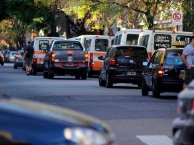 En 2012 retiraron 654 licencias de conductor por estacionar en doble fila