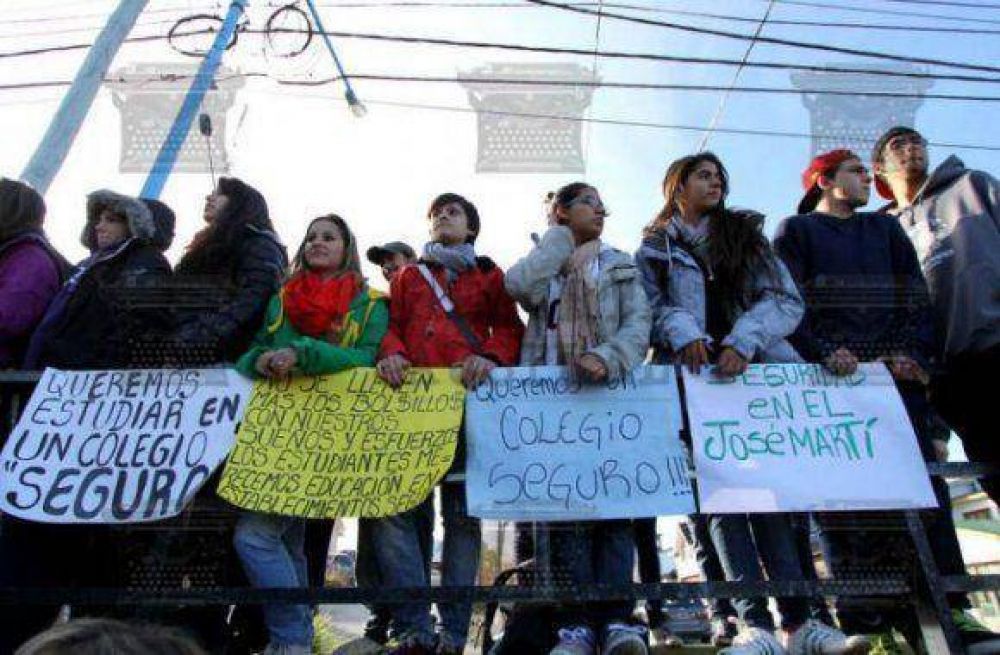 Padres y alumnos reclaman en Educaci�n