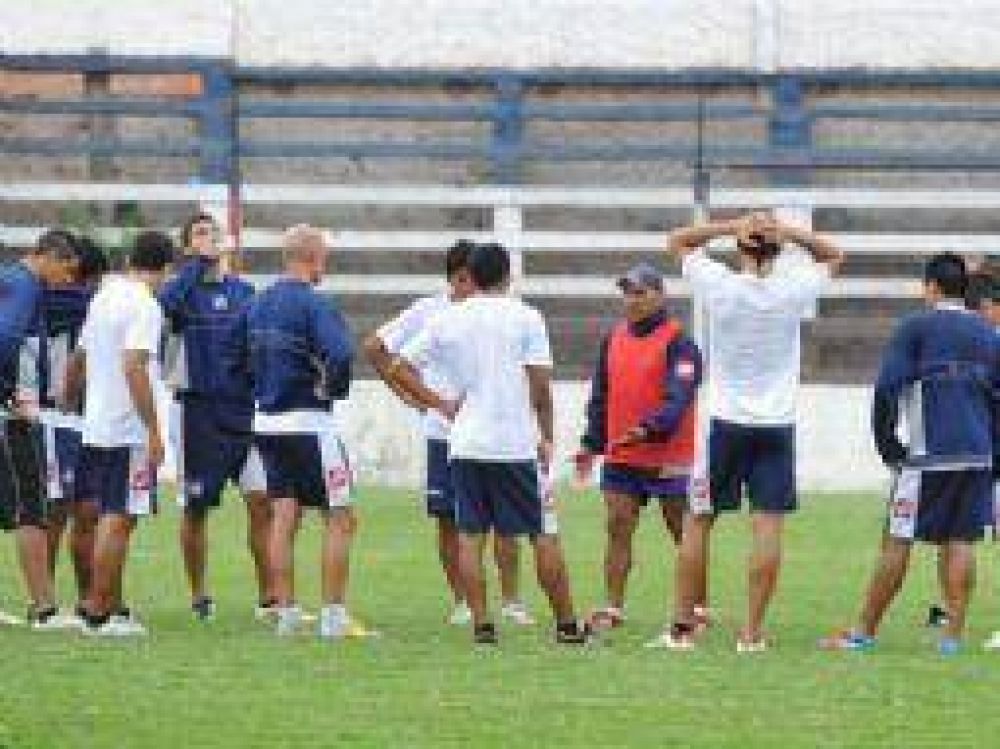 Larga charla del plantel de Juventud antes del entrenamiento
