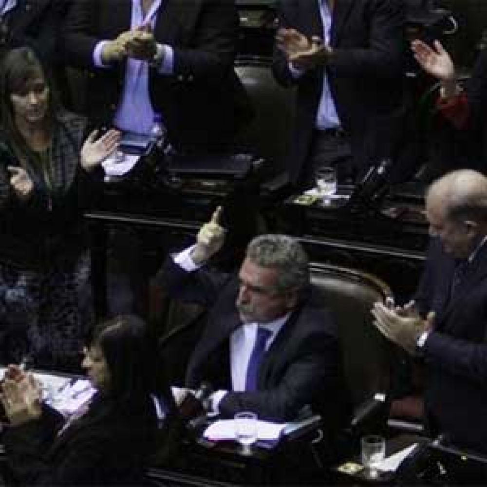 Tensi�n, gritos y forcejeos en la aporobaci�n de la reforma del Consejo de la Magristatura