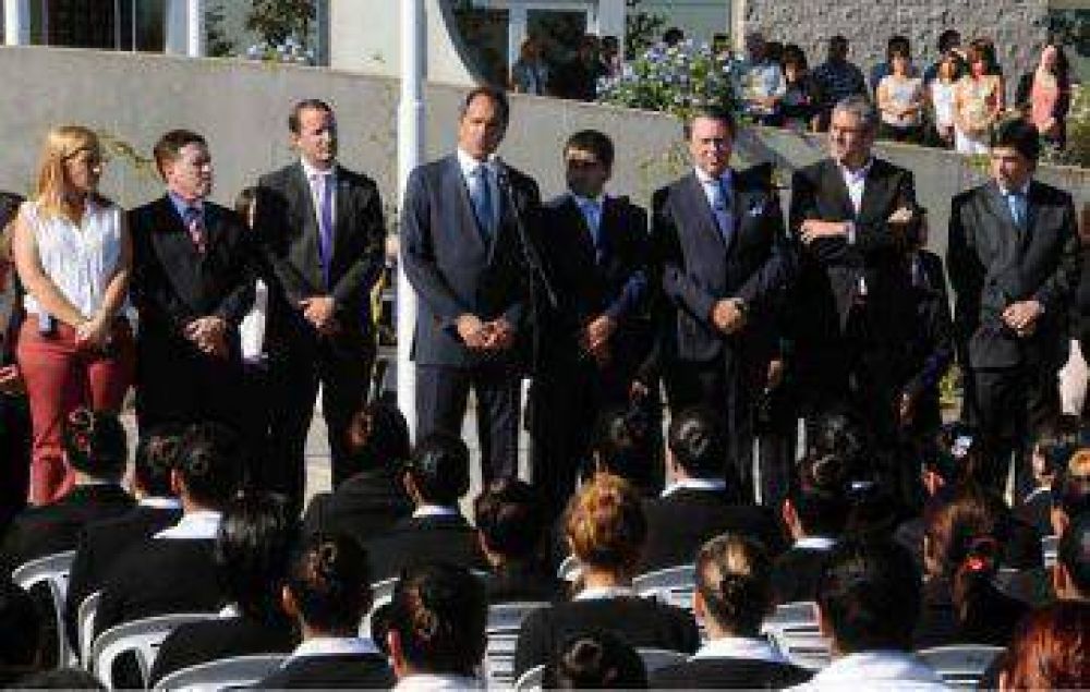  Ministro qued� encerrado en un ascensor