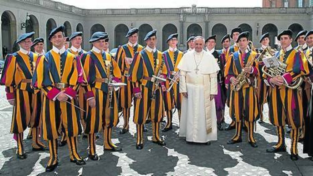 Una silla y una medialuna para un guardia, otro gesto del Papa