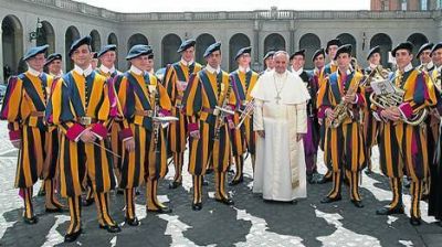 Una silla y una medialuna para un guardia, otro gesto del Papa